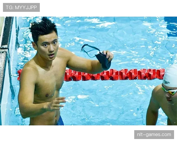 宁泽涛训练完直接啃鸡腿？这自律人设有点扛不住啊